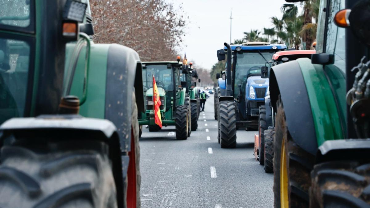 Las primeras tractoradas colapsan València