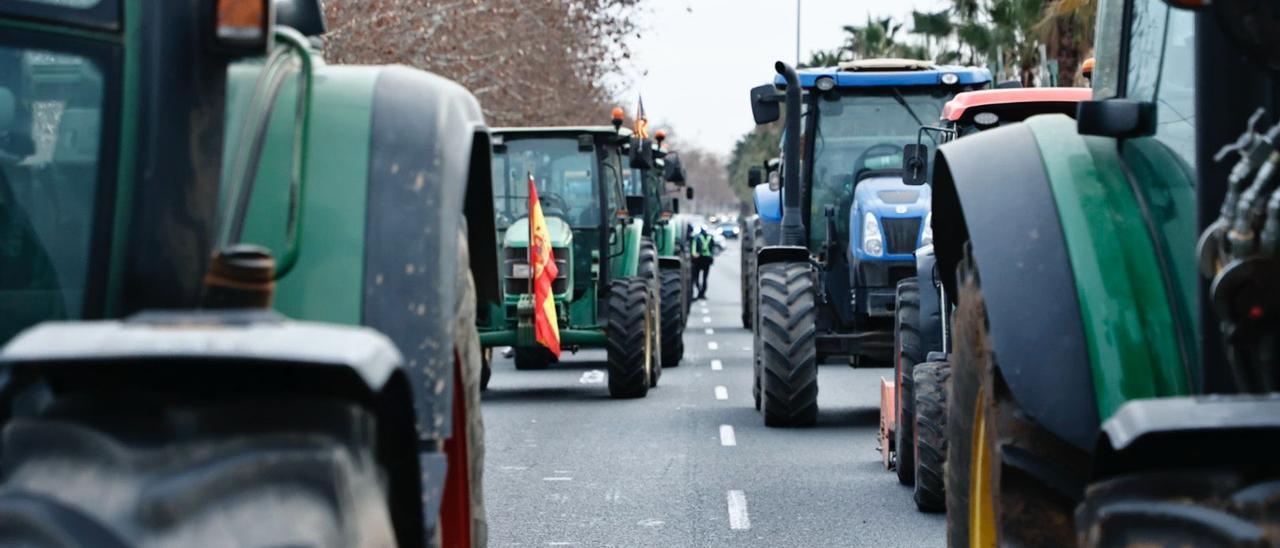 Los agricultores colapsan la A-3: los tractores toman el tráfico desde Utiel
