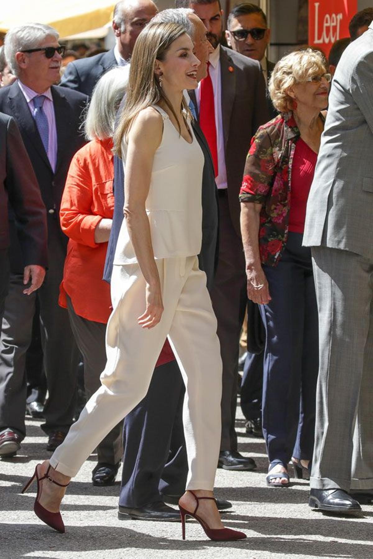 Detalle de los zapatos granates de Letizia Ortiz en la Inauguración de la Feria del Libro