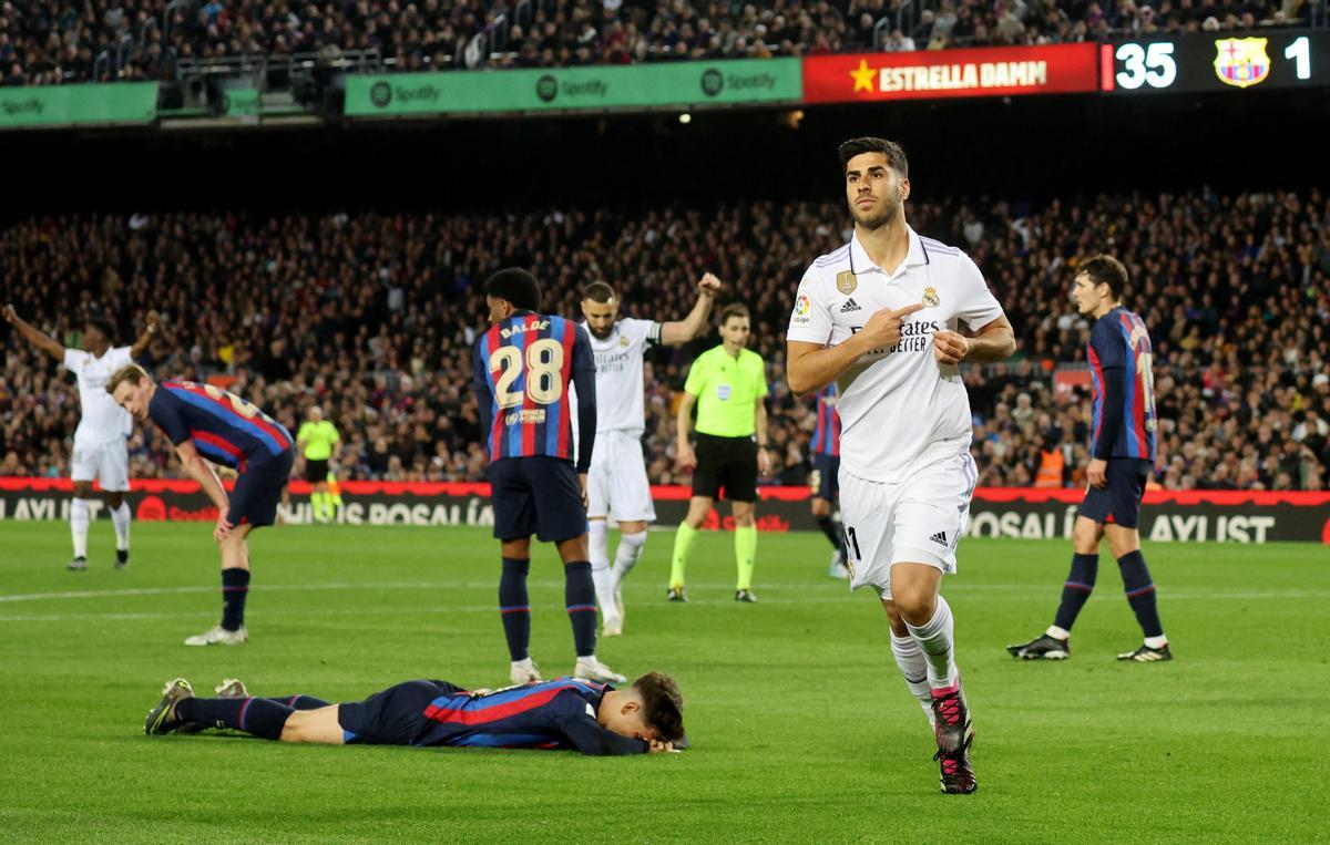 Marco Asensio celebra el gol del Real Madrid en el Camp Nou que fue anulado por el VAR.