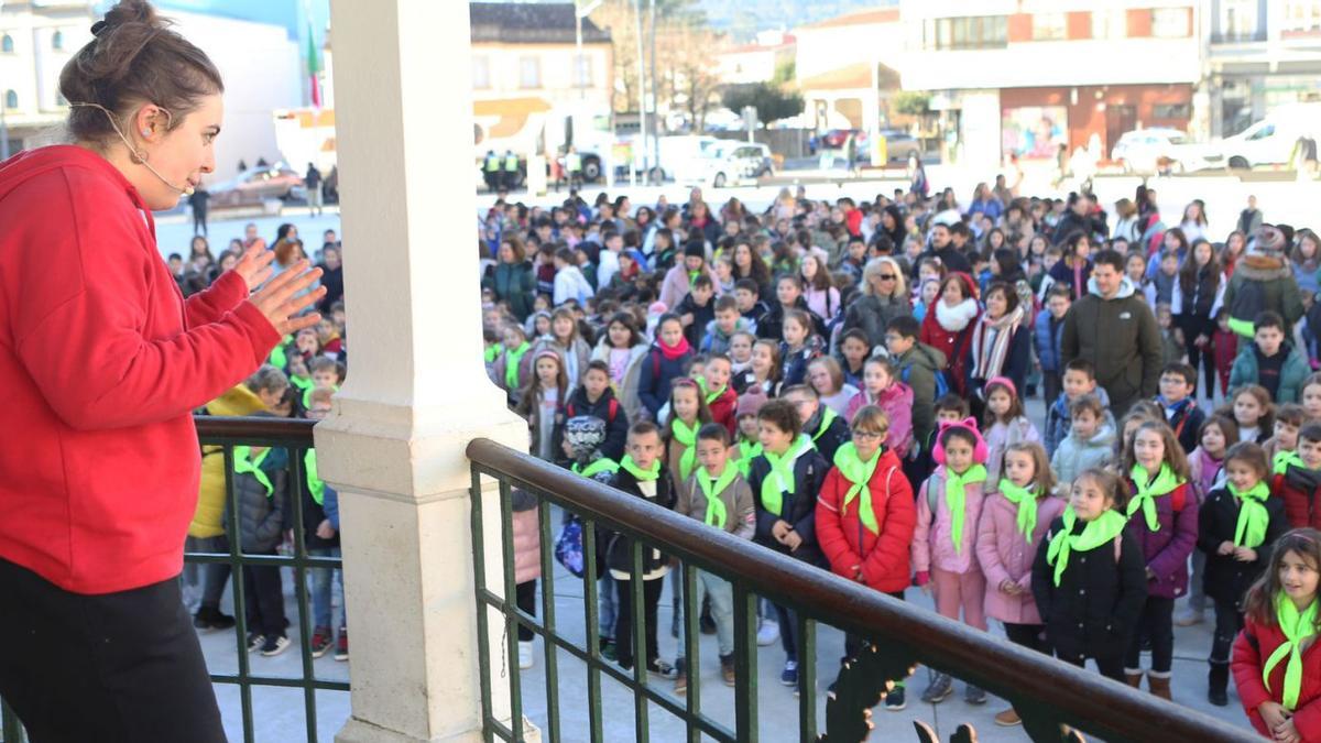 Jacqui Reimóndez enseñando la coreografía al alumnado de primaria de los centros estradenses.   | // BERNABÉ/ BÁRBARA CUIÑA