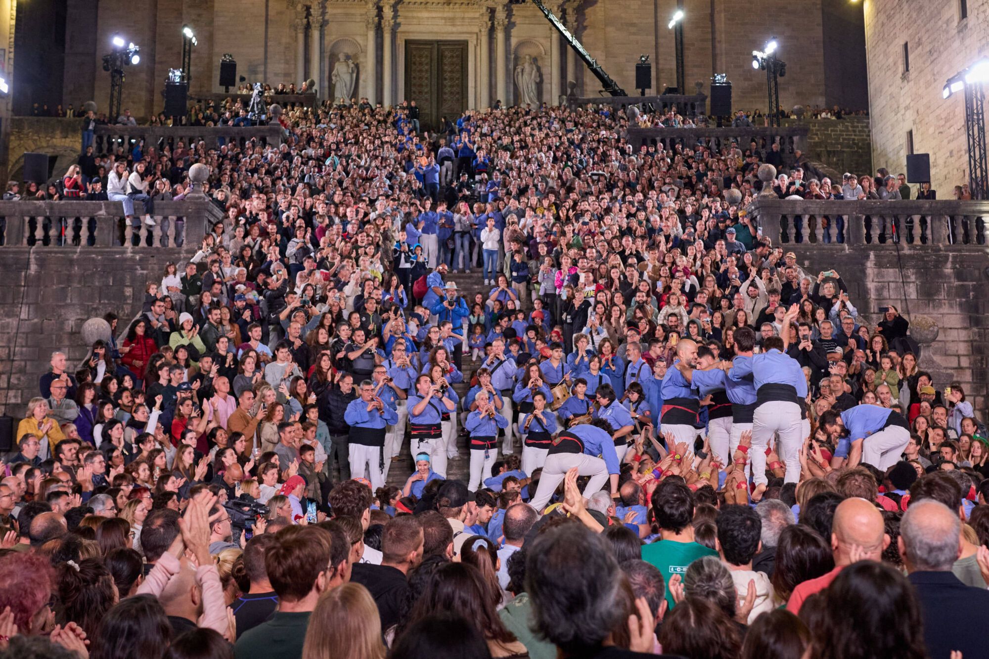 Les imatges de la pujada del pilar de 4 a les escales de la Catedral