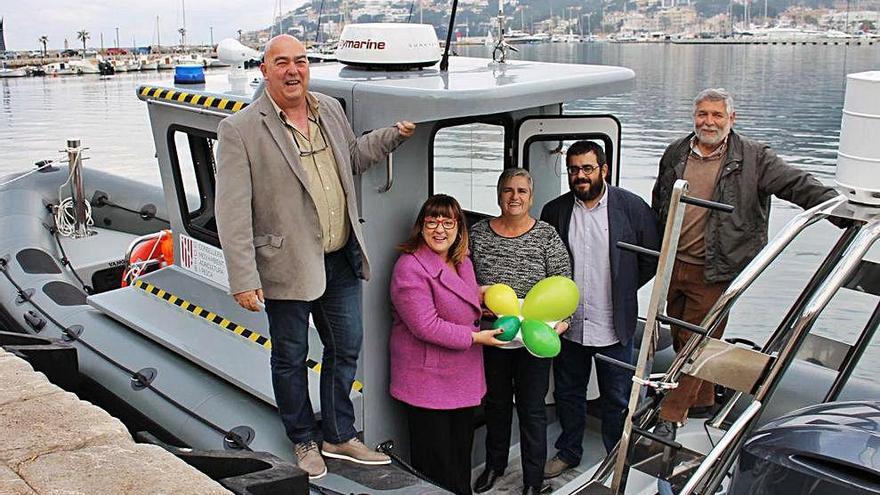 La vicepresidenta Busquets (i) junto al conseller Vidal, ayer en una de las nuevas barcas en el Port d&#039;Andratx.