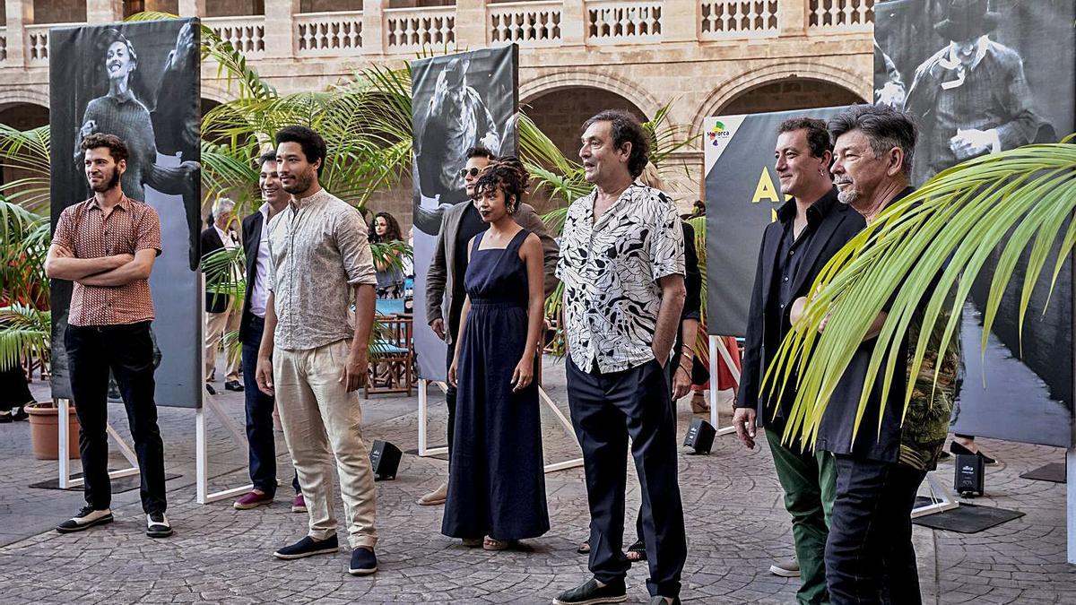 El equipo de ‘El ventre del mar’, con Agustí Villaronga (3 d.), posa en el photocall. | B. RAMON