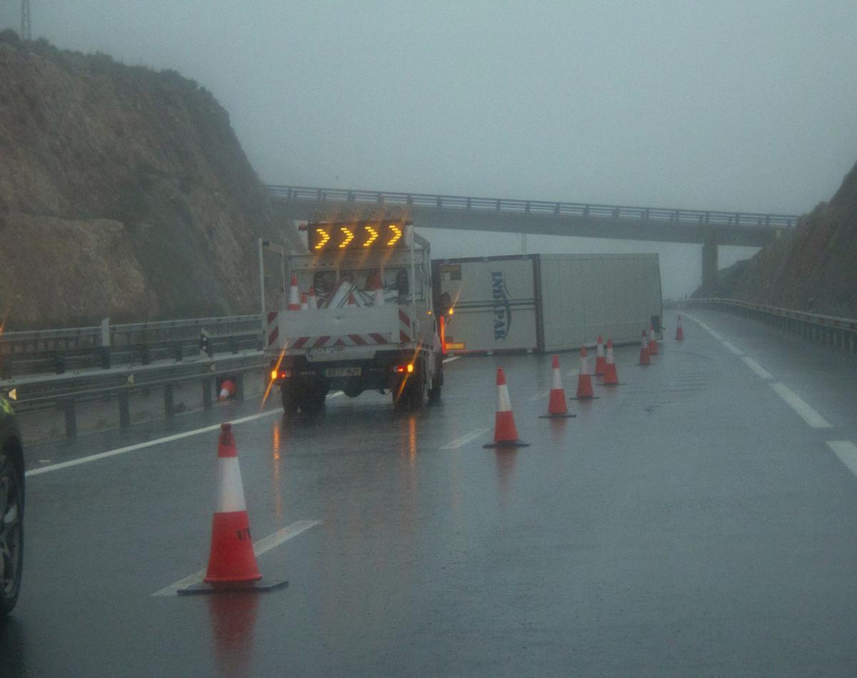 Vuelco de un camión en la autovía A-7, en el litoral de Granada, por las rachas de viento y la lluvia. | ALBA FEIXAS / EFE