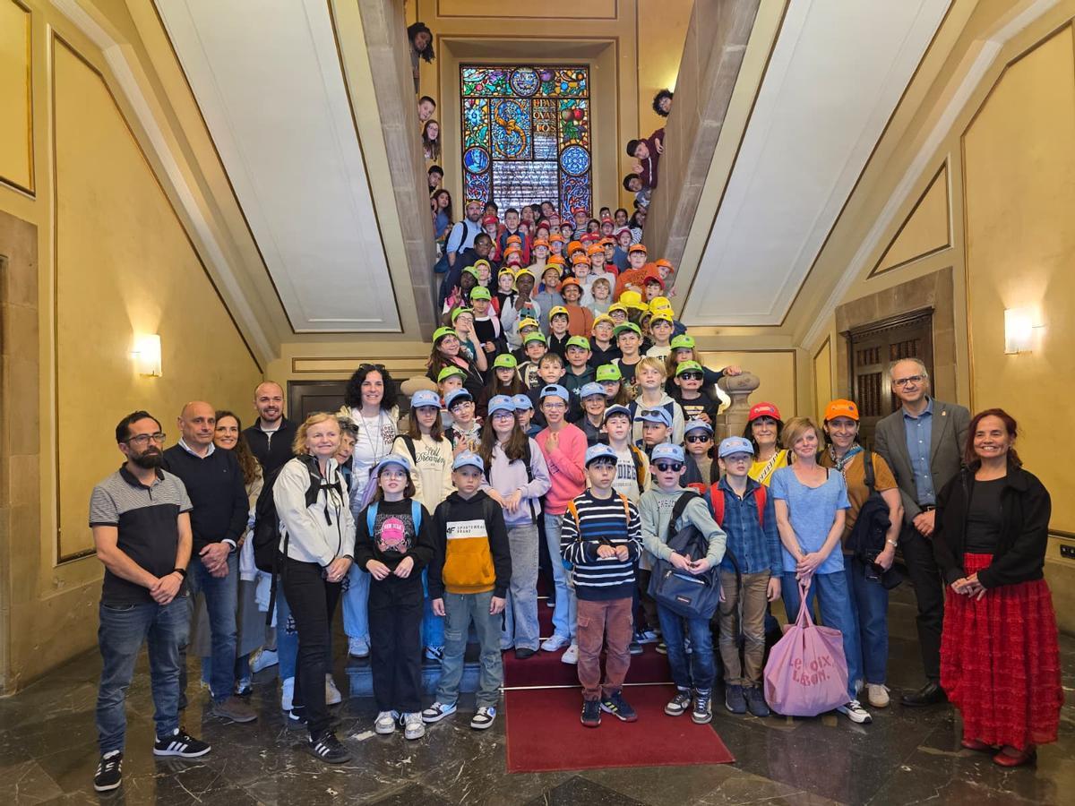 Alumnos y profesores de los colegios Saint Joseph Notre-Dame y Marcelo Gago junto a concejales del Ayuntamiento de Avilés.