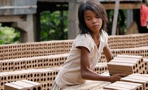 Una nena treballa aquest dilluns en una fàbrica de totxos a la població de Chheuteal, a Cambodja.