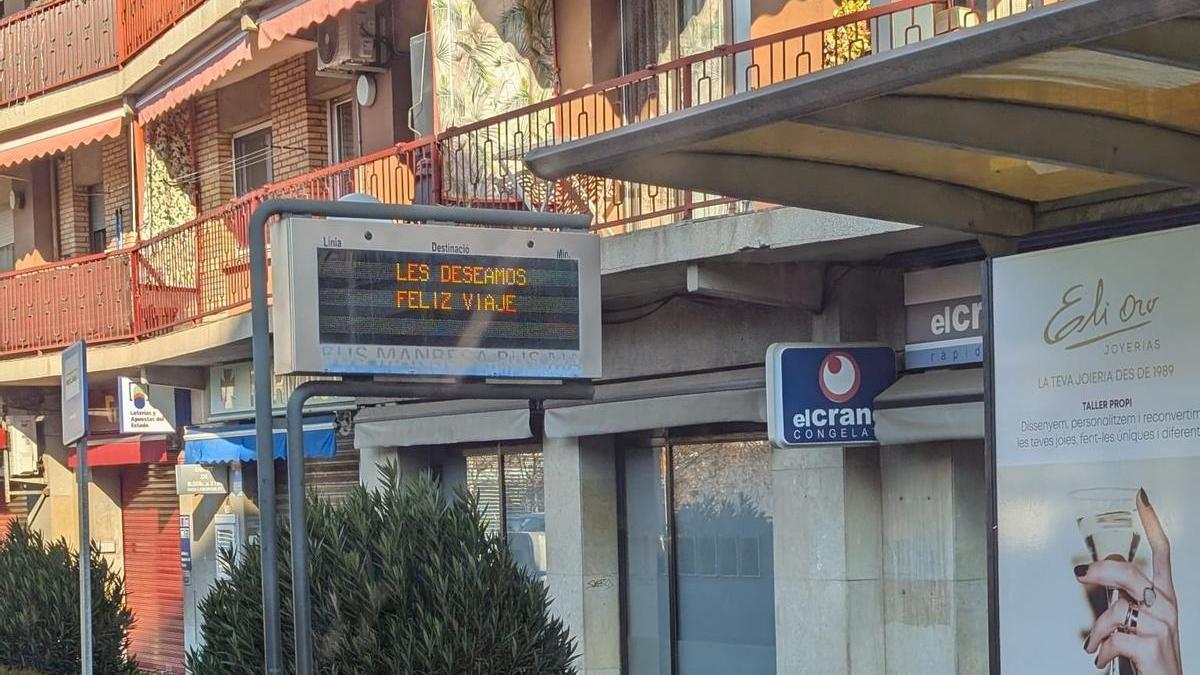 El missatge en castellà a la pantalla electrònica de la parada de bus davant del mercat de la Sagrada Família