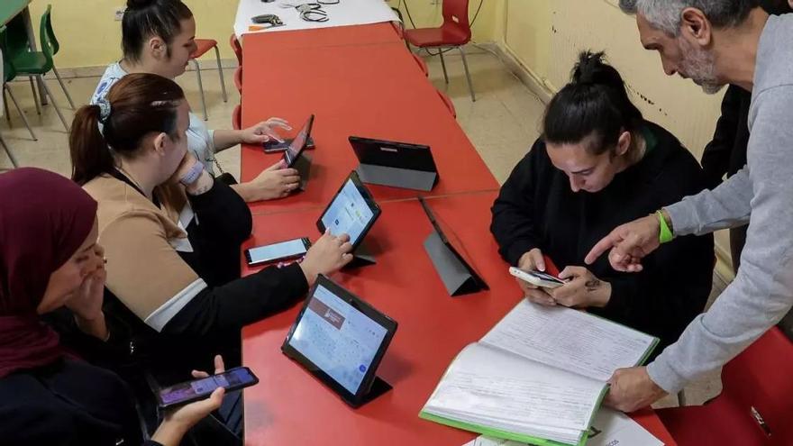 Familias votando en la consulta de la lengua base en un colegio.