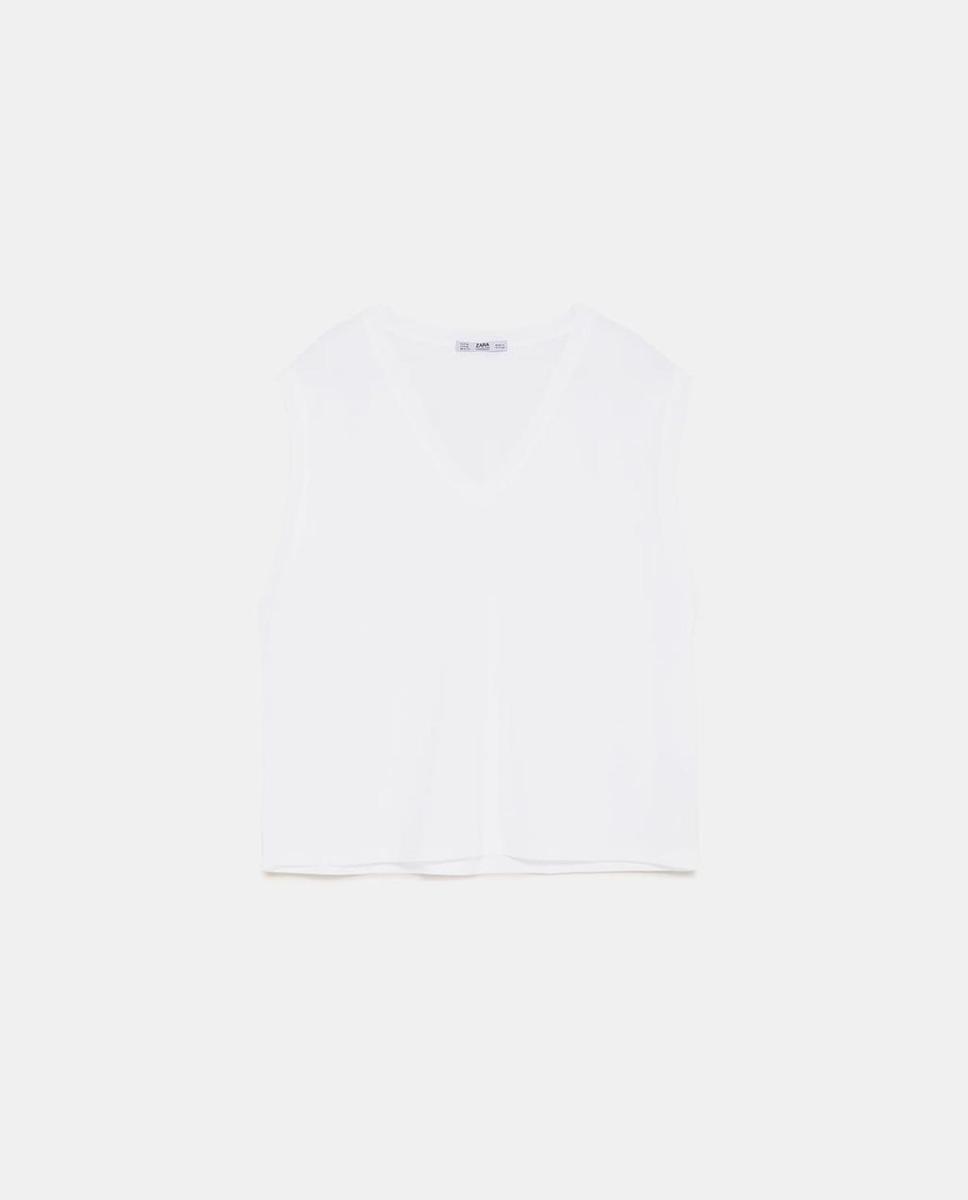 Camiseta blanca de escote en pico de Zara. (Precio: 12, 95 euros)