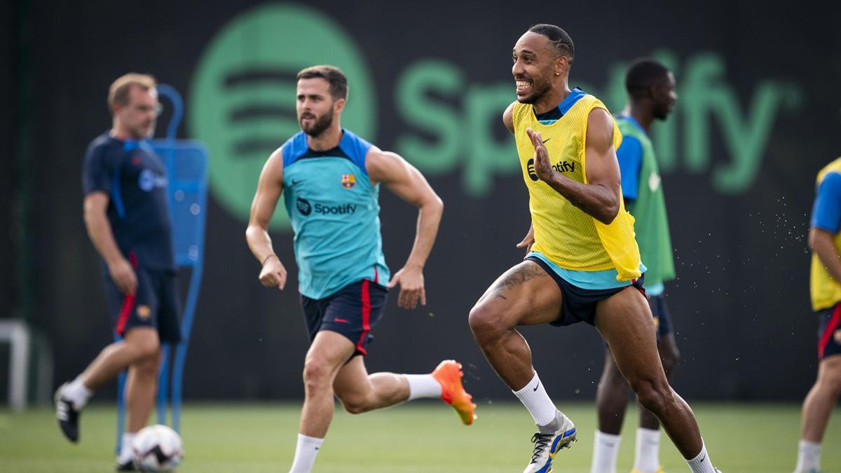 Pjanic y Aubameyang, en un momento de la sesión de este martes en la Ciutat Esportiva Joan Gamper