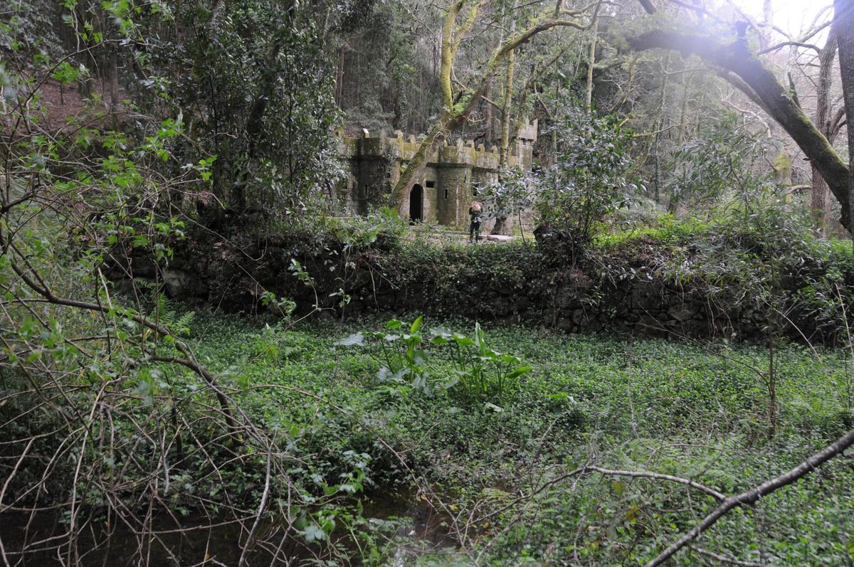 Una vista del castillo del Bosque Encantado de Aldán.