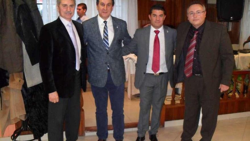 Miguel Ángel junto a Francisco Martínez (presidente de la peña), el exjugador Morales y José Lorenzo.