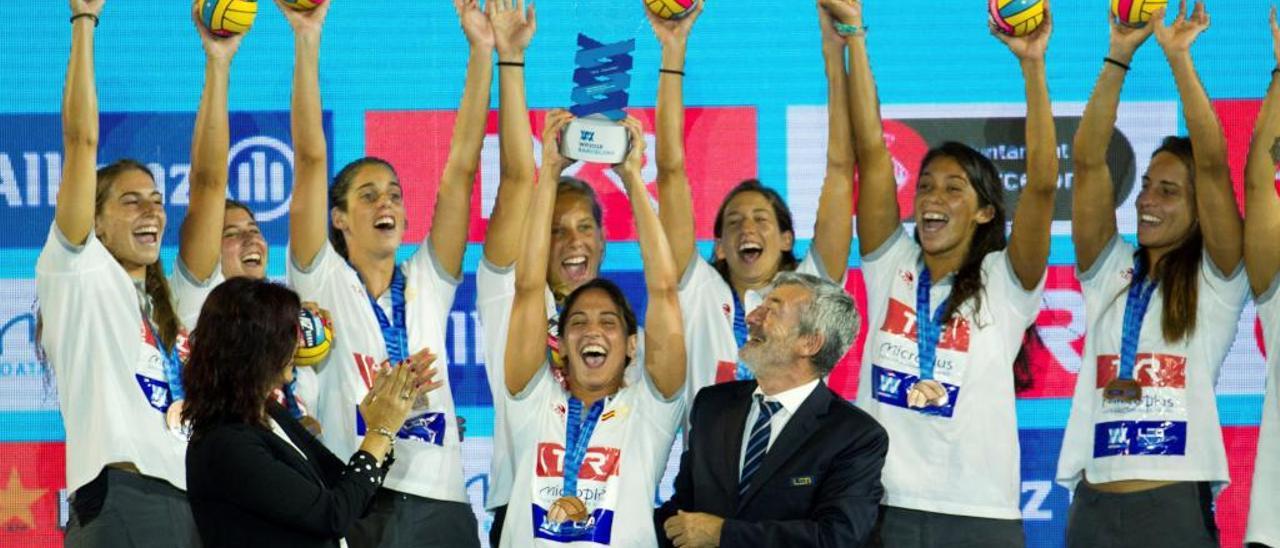 El equipo de waterpolo femenino celebra su bronce europeo.