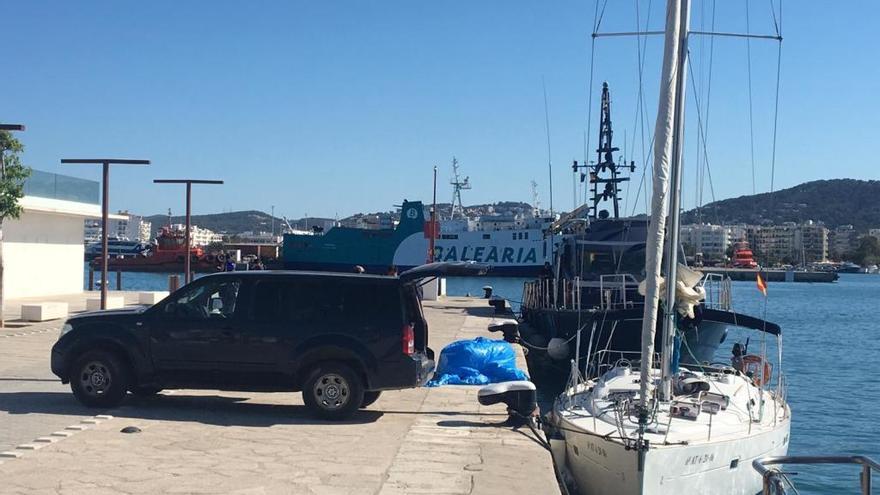 El SVA, descargando los fardos de hachís en el puerto de Ibiza. Foto: Vicent Marí