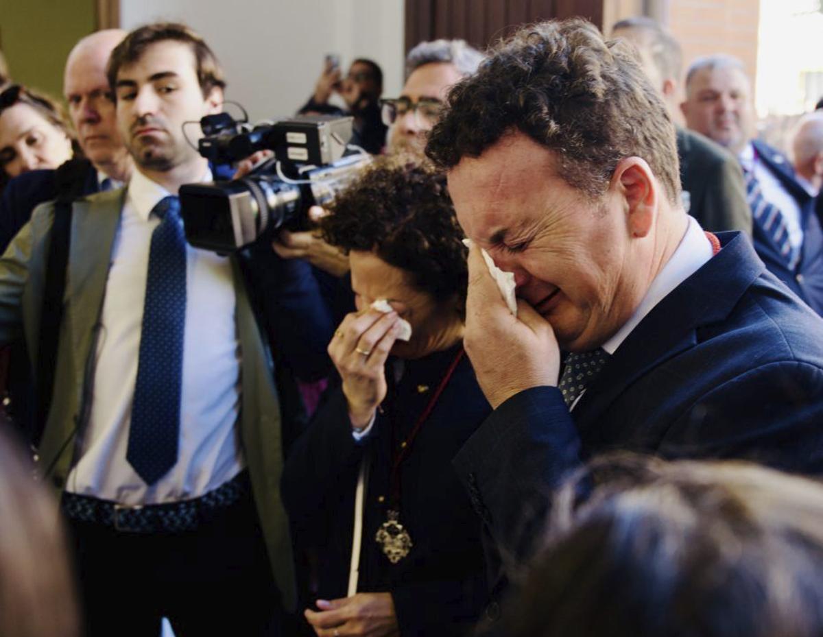 Los padres de Sandra Peña, emocionados por el homenaje a su hija.