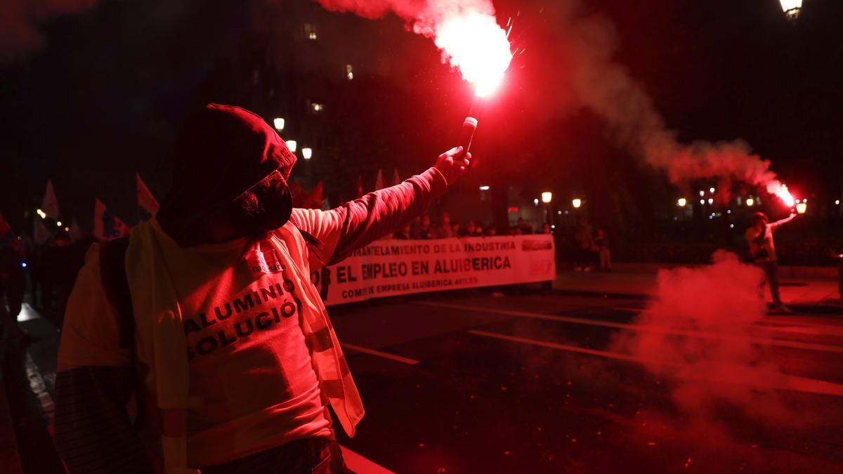 Centenares de personas salen a la calle en Oviedo al grito de "Alcoa no se cierra"