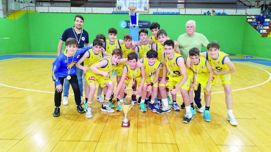 El equipo infantil de Novobasket, tras proclamarse campeón gallego.