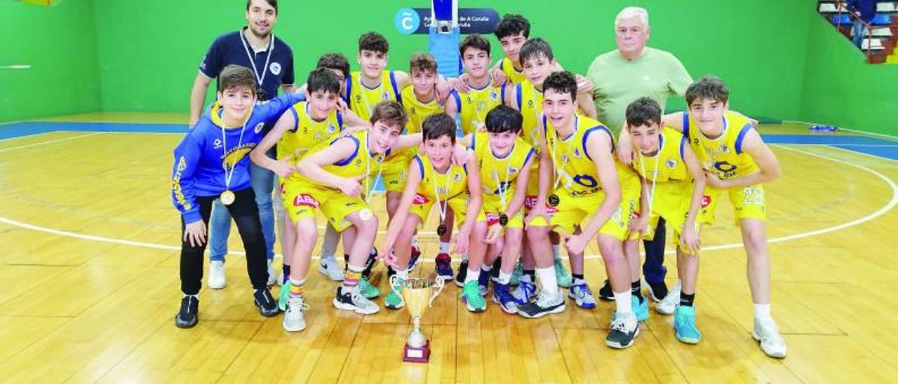 El equipo infantil de Novobasket, tras proclamarse campeón gallego.
