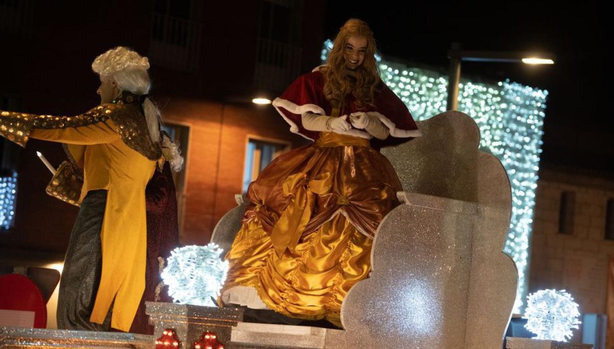 De arriaba abajo y de izquierda a derecha, Elsa sonríe desde su carroza helada a los niños zamoranos. Uno de los grupos de baile, en plena coreografía. Una sonriente avioneta. La madrastra de Blancanieves observa al público desde una luminosa carroza. Un gran árbol de Navidad, lleno de luces, es arrastrado por varios personajes. La mascota de Gaza también tenía su propia carroza. | Jose Luis Fernández