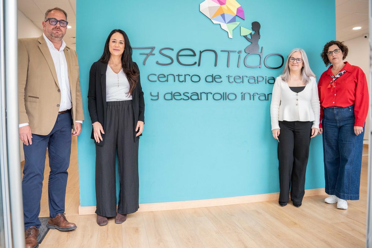 Visita de Osuna y Fajardo al centro 7 Sentidos, en Mérida.