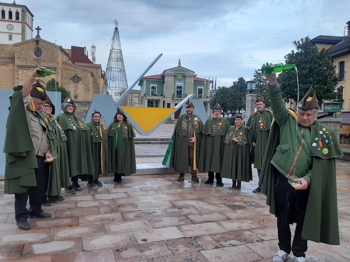 Rodrigo Vega, Ana Emilia Ordóñez, Cristina Navarro, Isabel Montes, Soledad Paredes, Ricardo del Río, Ramón del Río, Carmen Montes, Roberto Hernández y Antonio Pérez, delante del "culetón" de Nava.