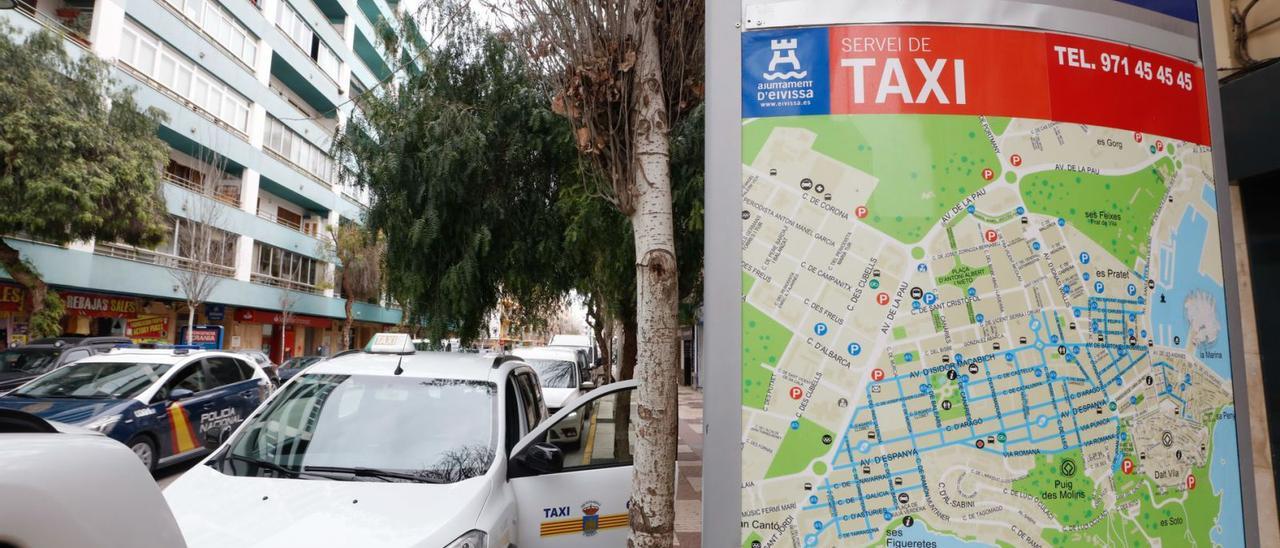 Parada de taxis de la avenida Isidor Macabich, en Eivissa. | J. A. RIERA