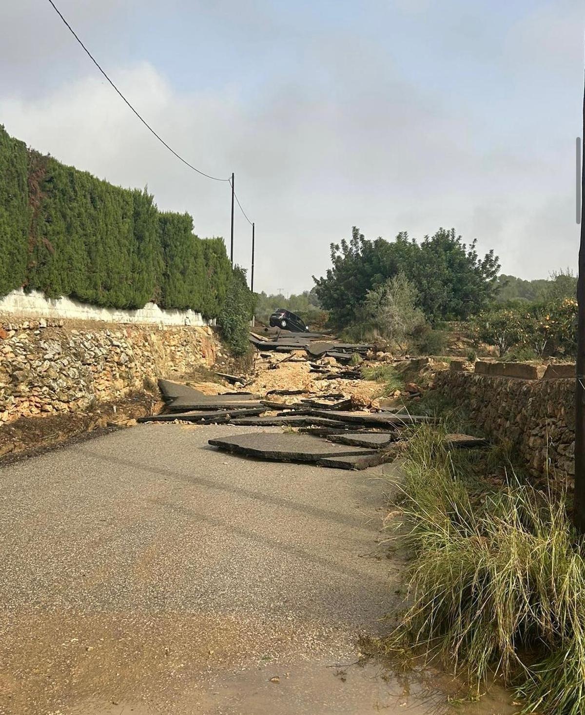 La fuerza del agua arrancó el asfalto de muchos caminos en Montserrat.