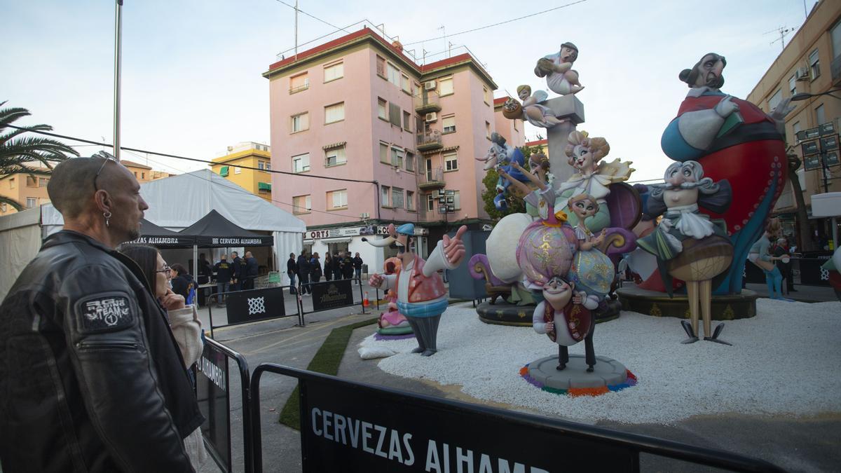 Unas personas, viendo la plantà de un monumento del Port de Sagunt.