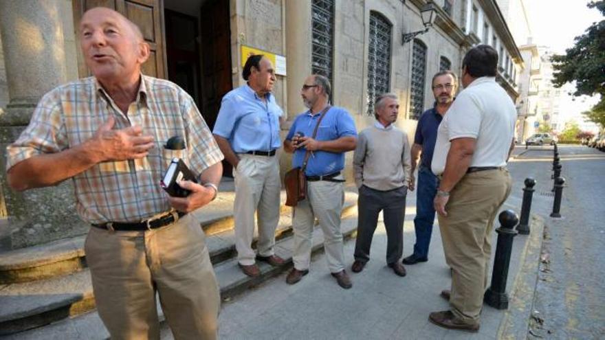Los comuneros de Figueirido se encontraron a la salida de la reunión en Defensa con los de Marín, que entraban para la suya.  // Gustavo Santos