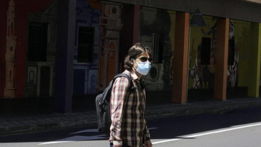 Un transeúnte en la Avenida de la Trinidad (La Laguna).