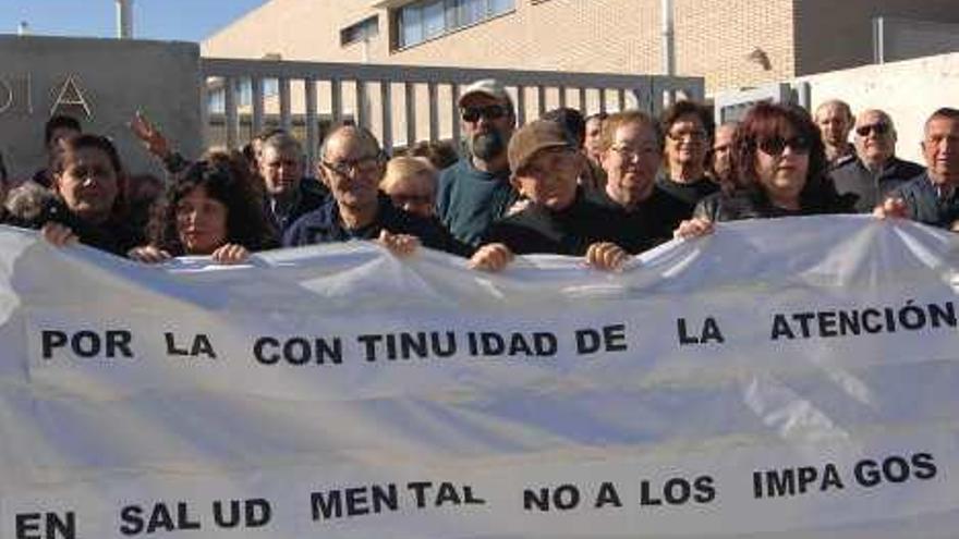 Enfermos mentales  y dependientes protestan por los impagos del Consell