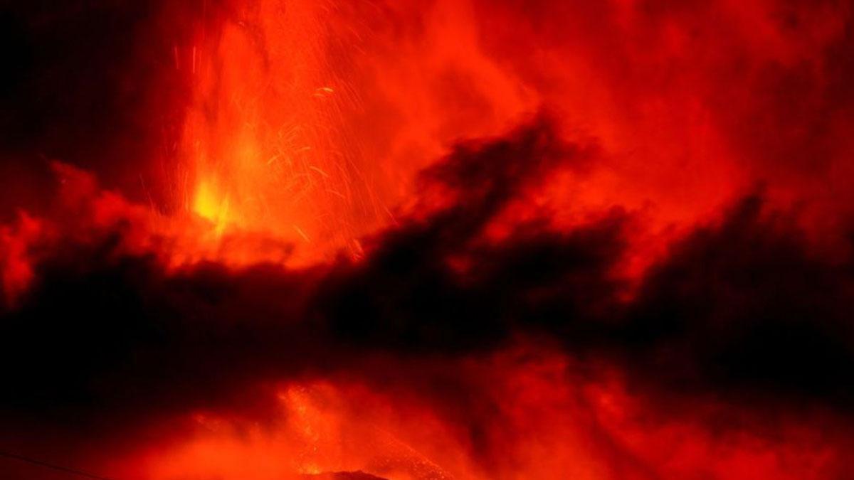 La colada del volcà de La Palma encarrila els rius de lava per una llarga cova subterrània La colada del volcà de La Palma encarrila els rius de lava per una llarga cova subterrània