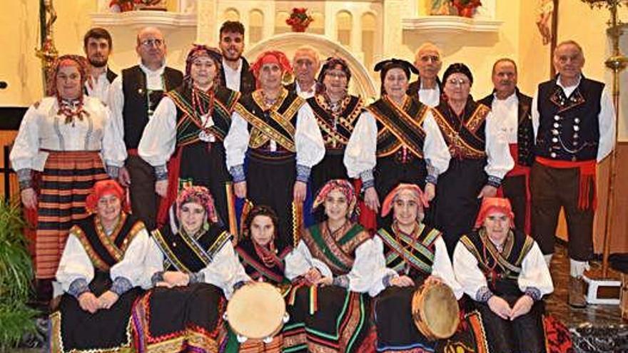 Foto de grupo de Manteos y Monteras en la iglesia de Valer de Aliste.