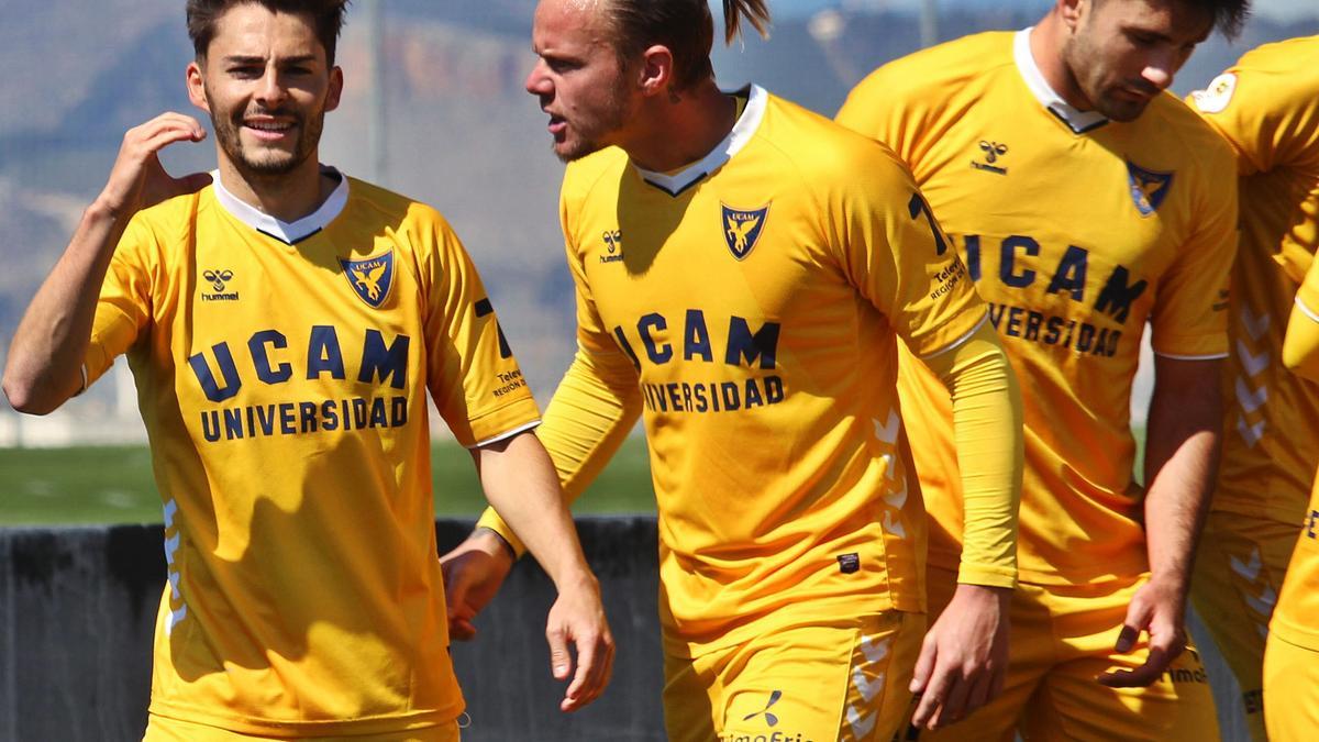 Liberto Beltrán y Charlie Dean celebran el gol del empate ante el RecreativoGranada.