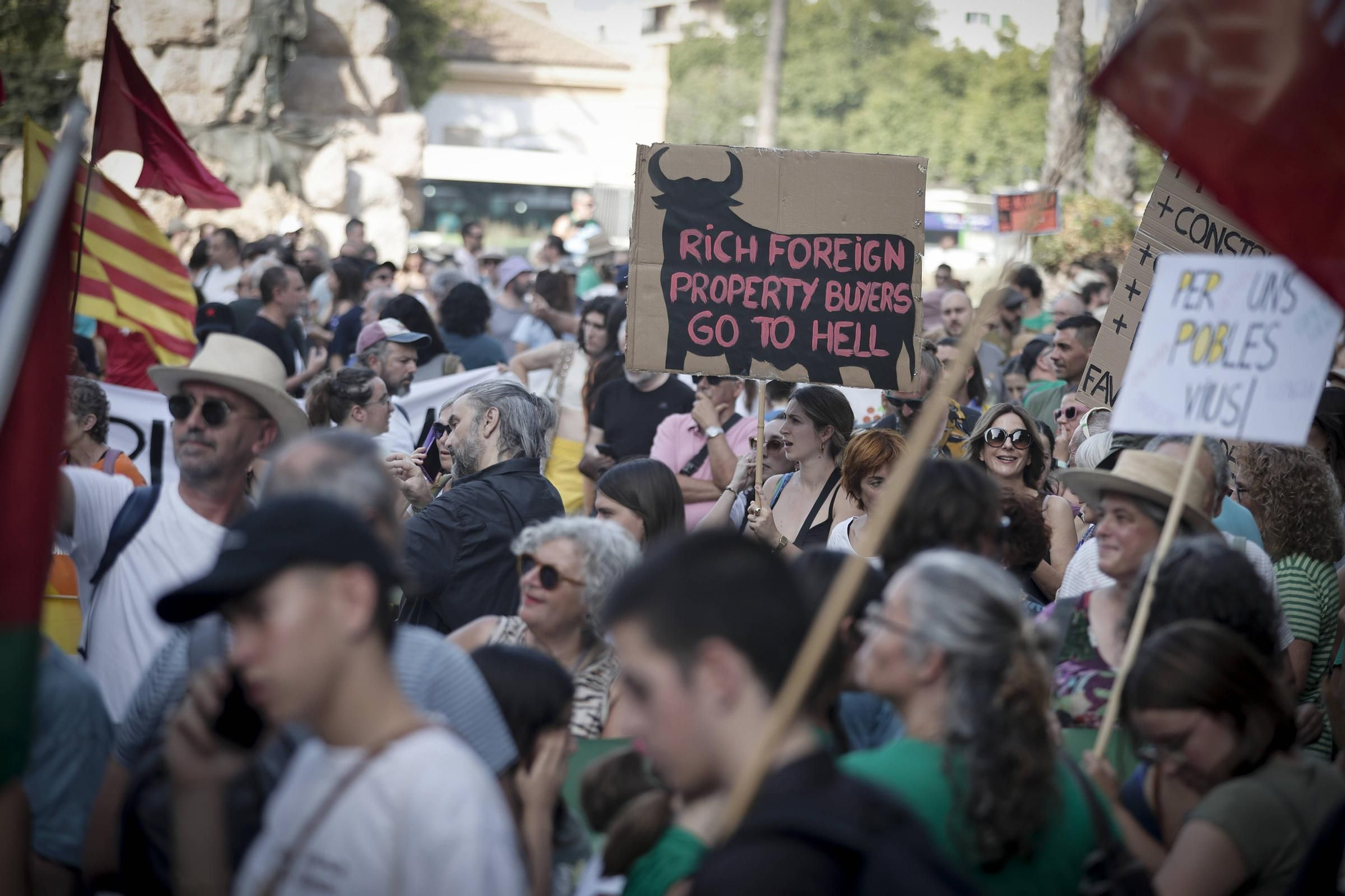 Las mejores pancartas y las imágenes de la manifestación contra la saturación turística en Mallorca
