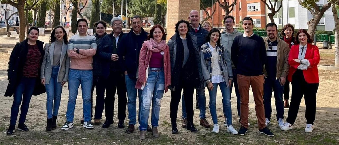 Foto de familia de los integrantes de la renovada lista electoral del PSPV-PSOE en Onda, con Silvia Cerdà a la cabeza.
