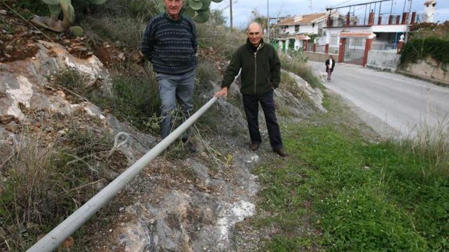 Las tuberías de agua de este barrio de Churriana, a la intemperie en una foto de diciembre de 2008.