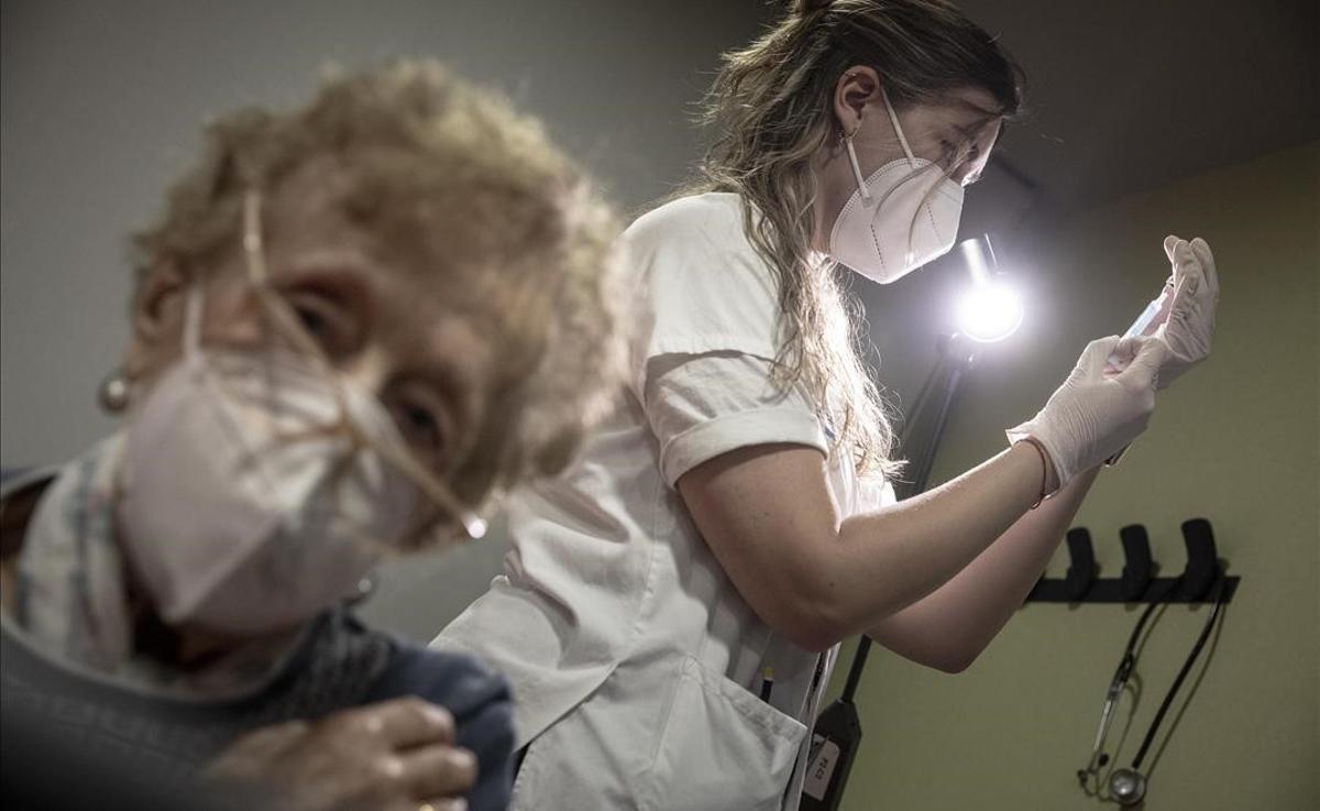 Vacunación contra el covid con la vacuna de Pfizer a mayores de 80 anos. En la imagen, una mujer recibe la vacuna en el CAP Bordeta-Magòria.