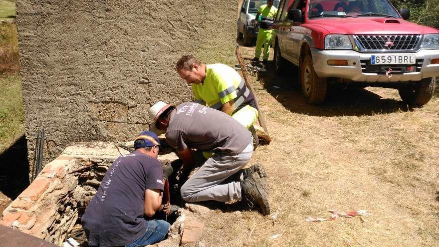 Un grupo de operarios trabaja en la colocación de una nueva bomba de agua en Alcañices.