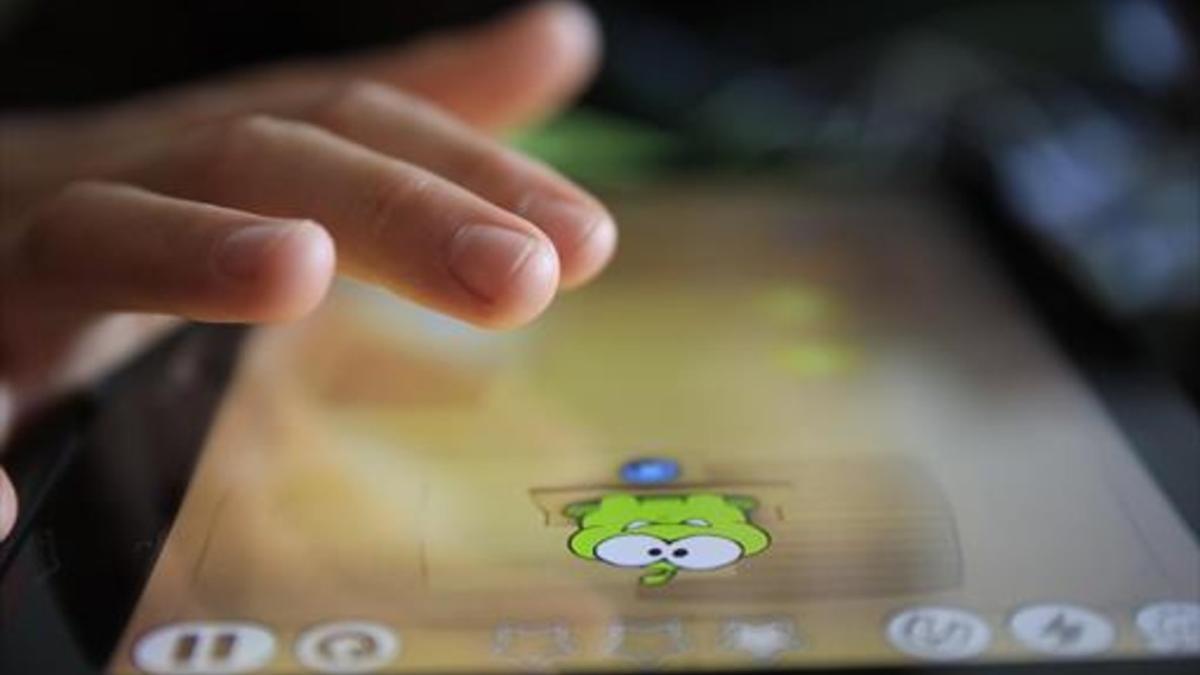 Un niño juega con la 'app' Cut the rope.