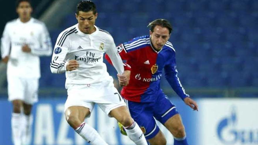 Cristiano Ronaldo controla el balón ante el Basilea.