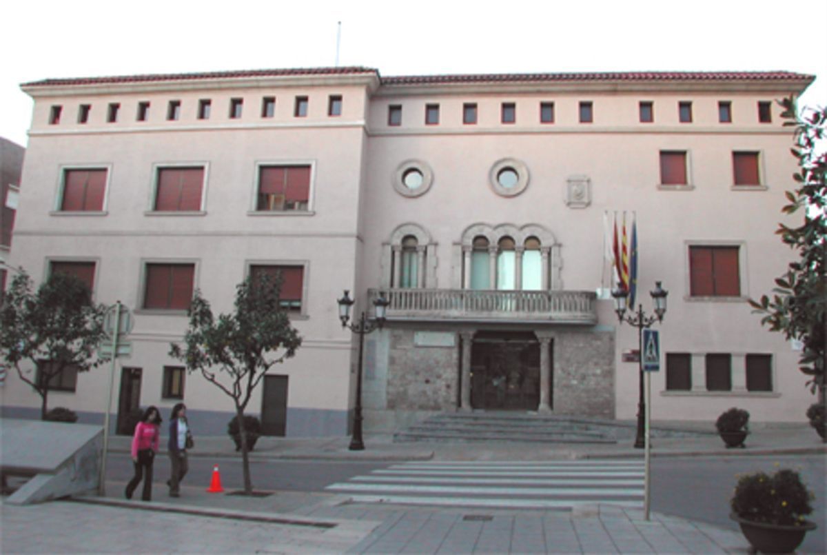 Fachada del Ayuntamiento de Cornellà