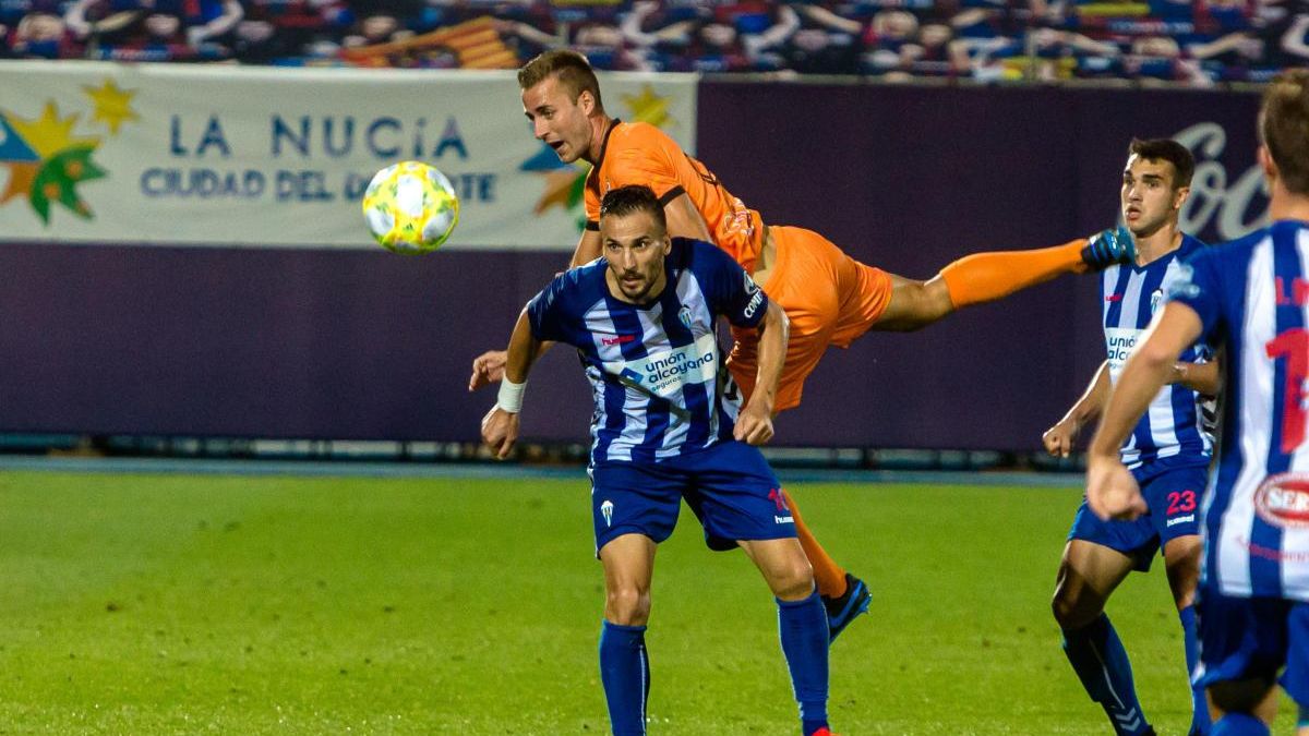 Óscar Díaz pelea un balón en el choque contra el Atzeneta de play-off.