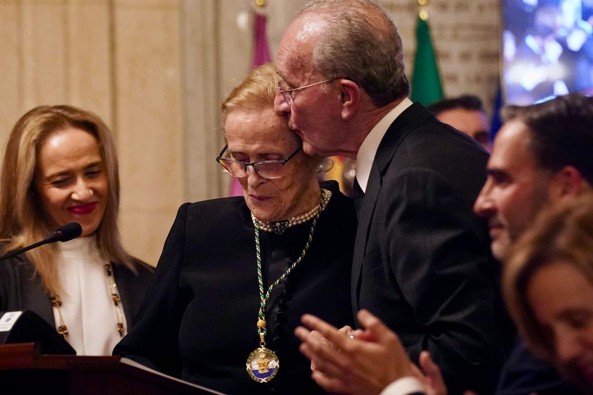 María Victoria Atencia recibe la medalla de la ciudad y el título de Hija Predilecta de Málaga.