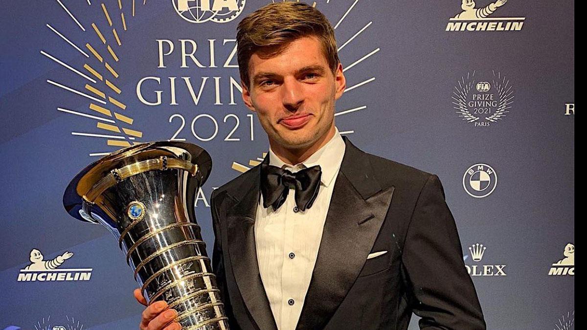 Verstappen, con su trofeo de campeón en la Gala de la FIA