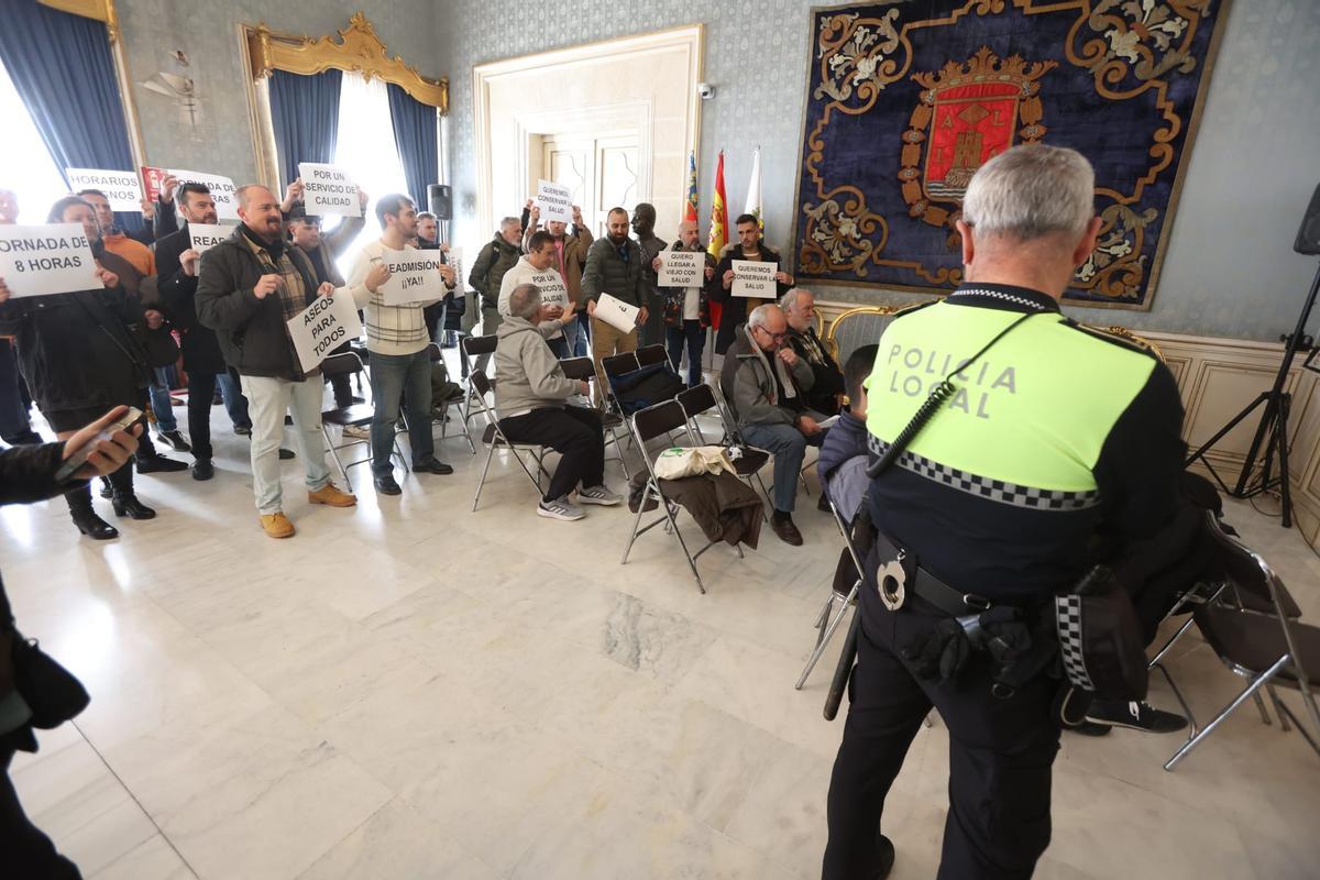 Los trabajadores de la Alcoraya han subido al pleno para mostrar sus reivindicaciones