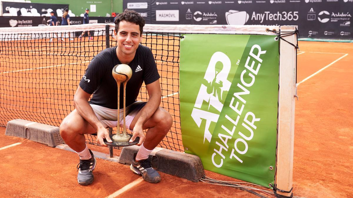 Jaume Munar posa con el trofeo de ganador del Andalucía Open en Marbella