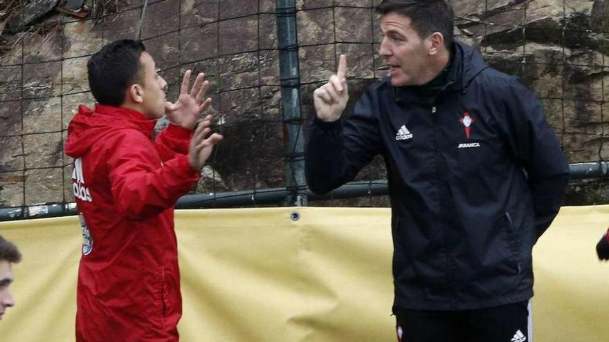 Berizzo y Orellana mantienen una charla durante el entrenamiento de ayer. // Ricardo Grobas