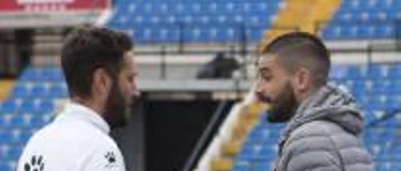 Lluís Planagumà y Javier Portillo dialogan en el Rico Pérez tras un entrenamiento.